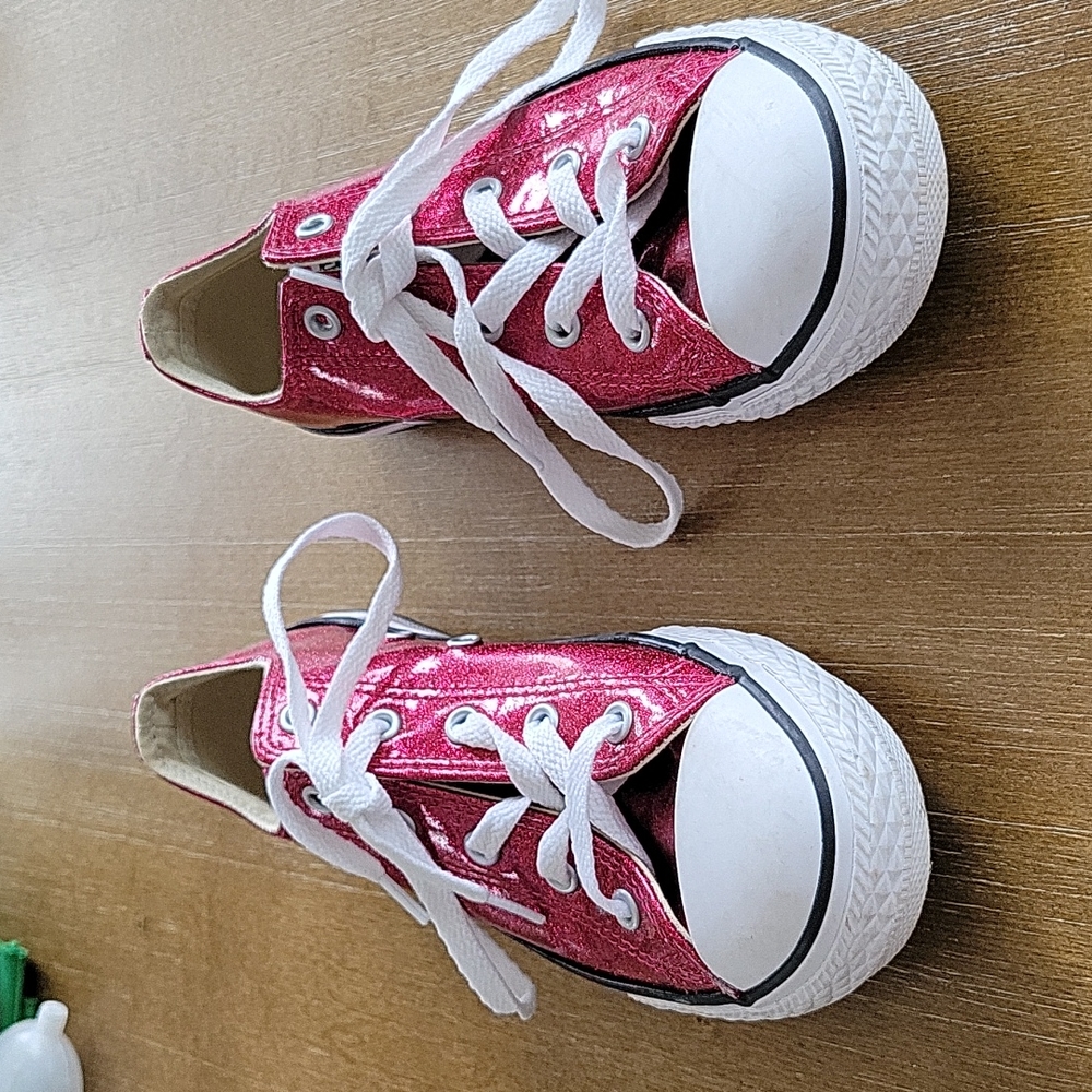 NEVER WORN CONVERSE SNEAKERS